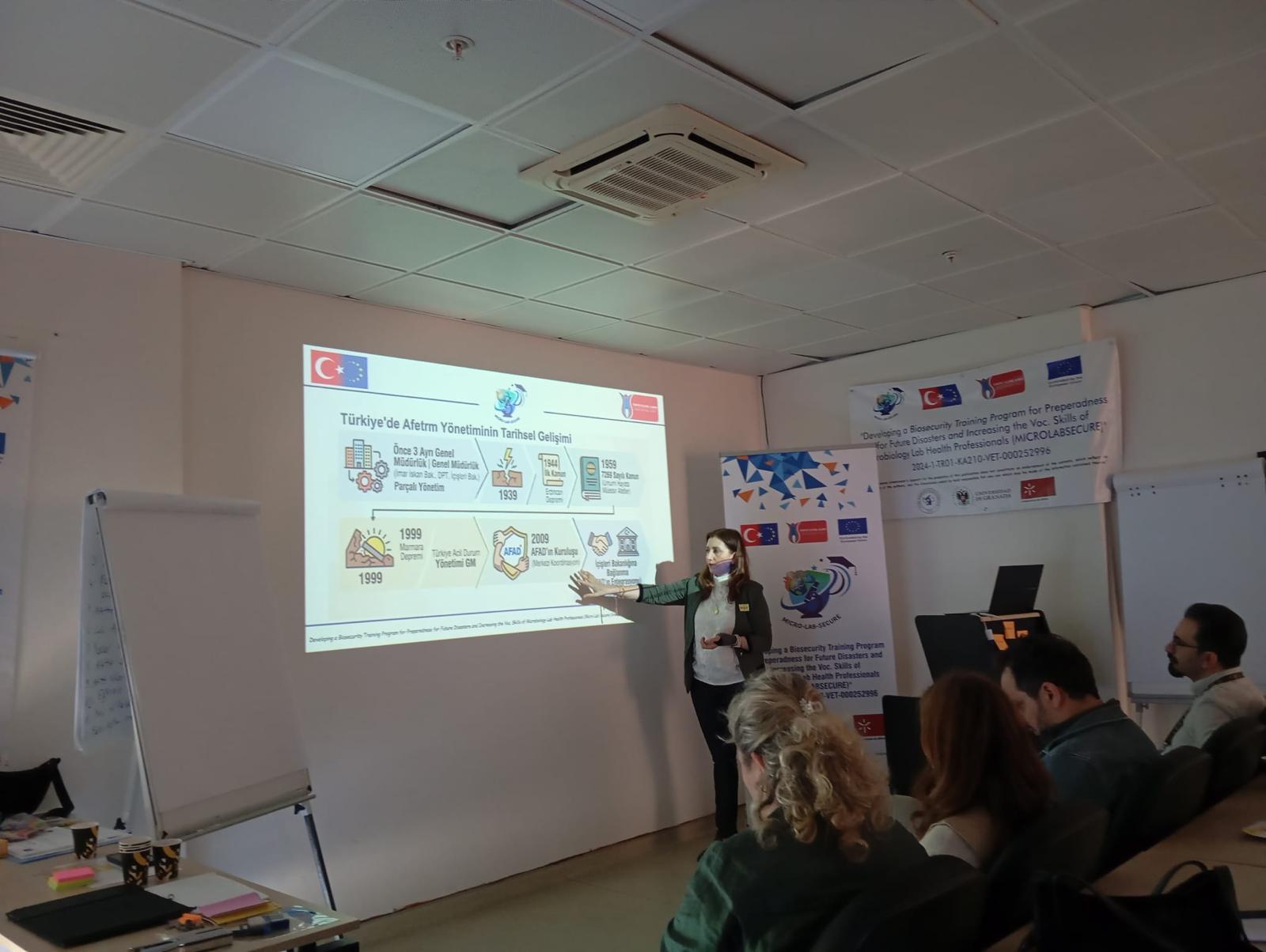 A «Formação em Laboratório de Microbiologia para a Preparação para Catástrofes» decorreu com sucesso nos dias 9 e 10 de abril de 2026, organizada pelo Departamento de Microbiologia da Universidade de Mersin. 
